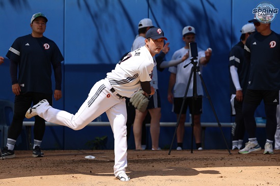 두산 베어스 투수 홍건희가 호주 블랙타운 스프링캠프에서 훈련에 임하고 있다. 두산 베어스