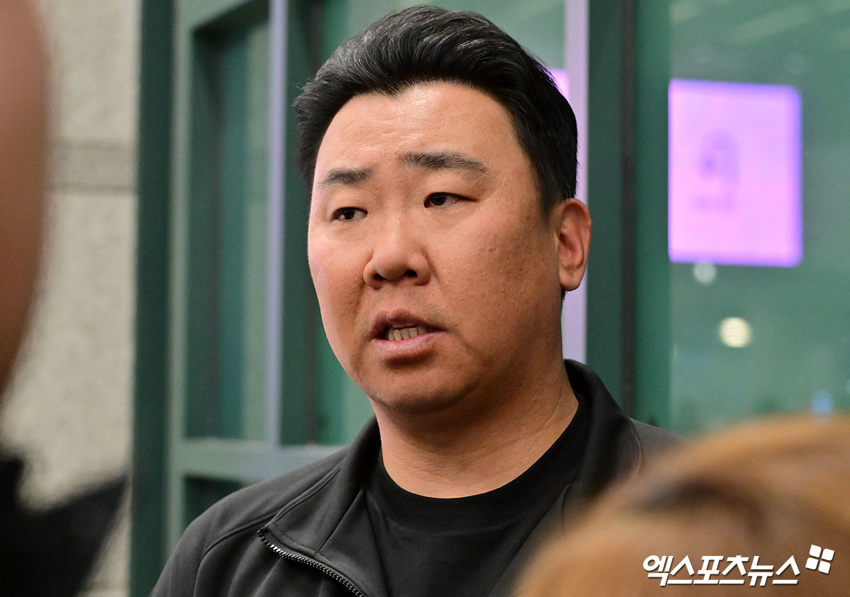 KIA 타이거즈 선수단이 미국 캘리포니아주 어바인 그레이트 파크 베이스볼 컴플렉스에서 진행한 1차 스프링캠프를 마치고 19일 오후 인천국제공항을 통해 귀국했다.  취재진과 대화나누는 KIA 이범호 감독. 인천공항, 김한준 기자