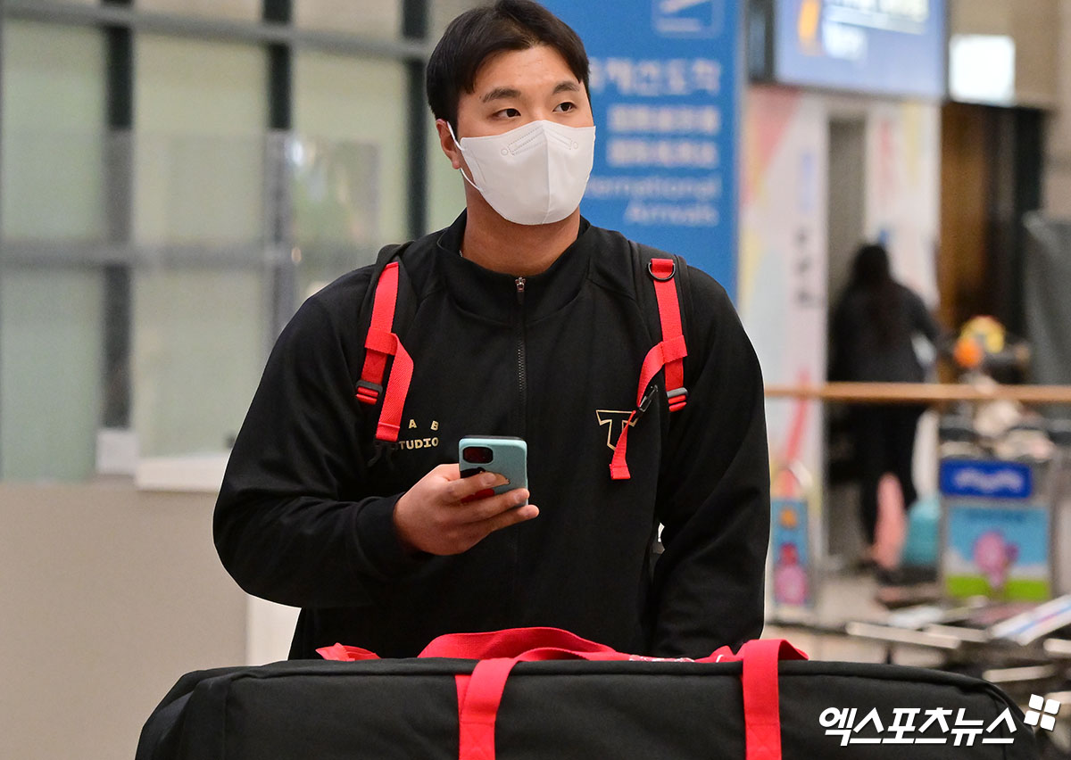 KIA 타이거즈 선수단이 미국 캘리포니아주 어바인 그레이트 파크 베이스볼 컴플렉스에서 진행한 1차 스프링캠프를 마치고 19일 오후 인천국제공항을 통해 귀국했다.  입국장을 빠져나오는 KIA 변우혁. 인천공항, 김한준 기자