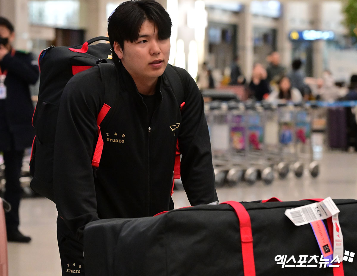 KIA 타이거즈 선수단이 미국 캘리포니아주 어바인 그레이트 파크 베이스볼 컴플렉스에서 진행한 1차 스프링캠프를 마치고 19일 오후 인천국제공항을 통해 귀국했다.  입국장을 빠져나오는 KIA 황동하. 인천공항, 김한준 기자