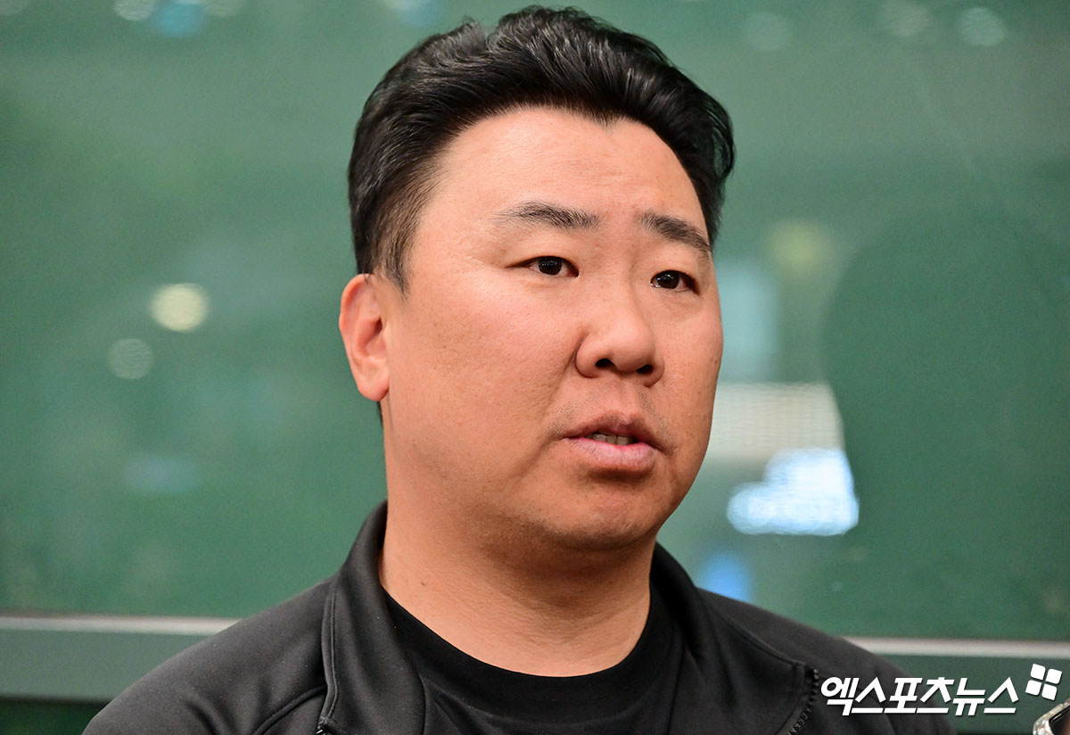 KIA 타이거즈 선수단이 미국 캘리포니아주 어바인 그레이트 파크 베이스볼 컴플렉스에서 진행한 1차 스프링캠프를 마치고 19일 오후 인천국제공항을 통해 귀국했다.  취재진과 대화나누는 KIA 이범호 감독. 인천공항, 김한준 기자