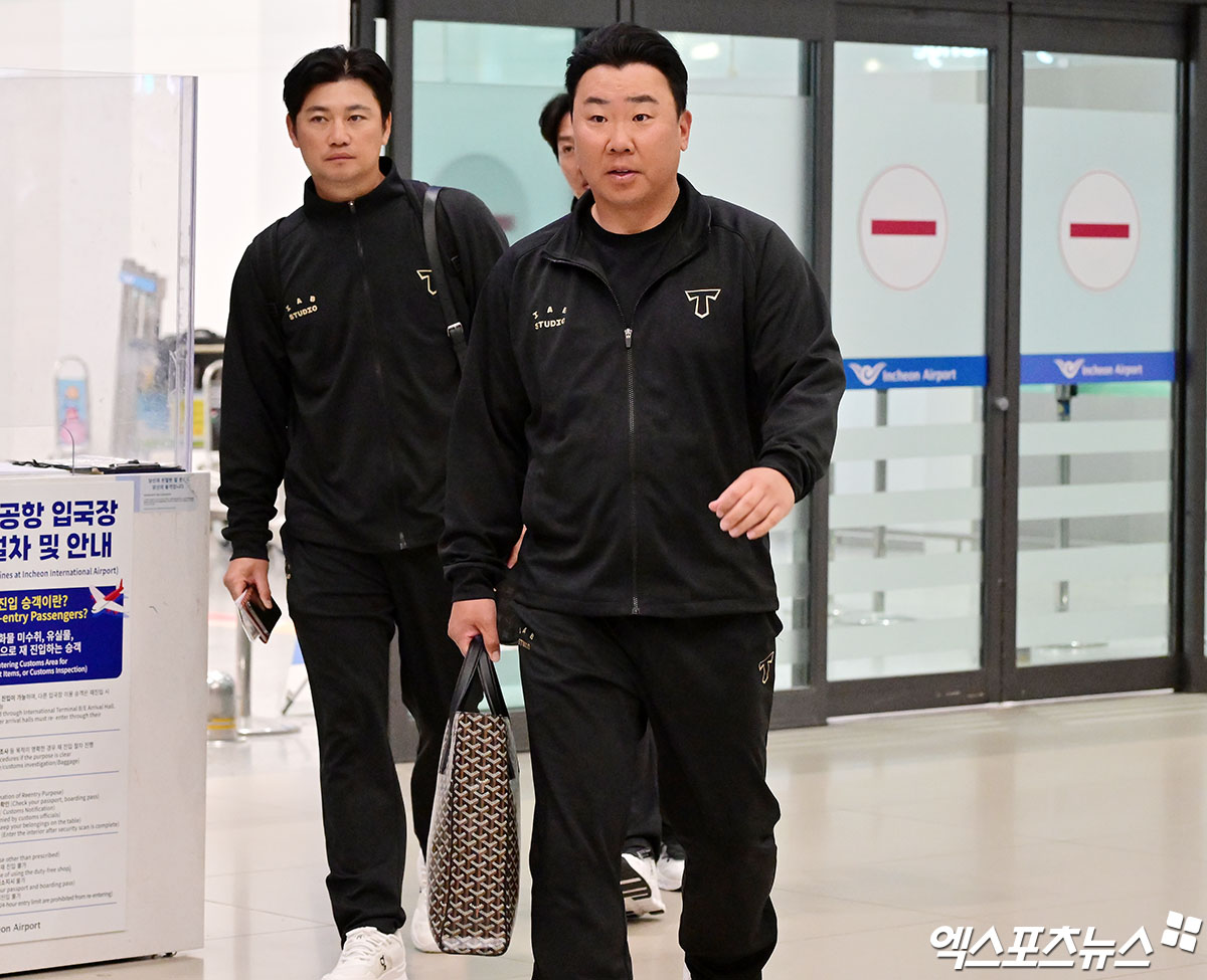 KIA 타이거즈 선수단이 미국 캘리포니아주 어바인 그레이트 파크 베이스볼 컴플렉스에서 진행한 1차 스프링캠프를 마치고 19일 오후 인천국제공항을 통해 귀국했다.  입국장을 빠져나오는 KIA 이범호 감독. 인천공항, 김한준 기자