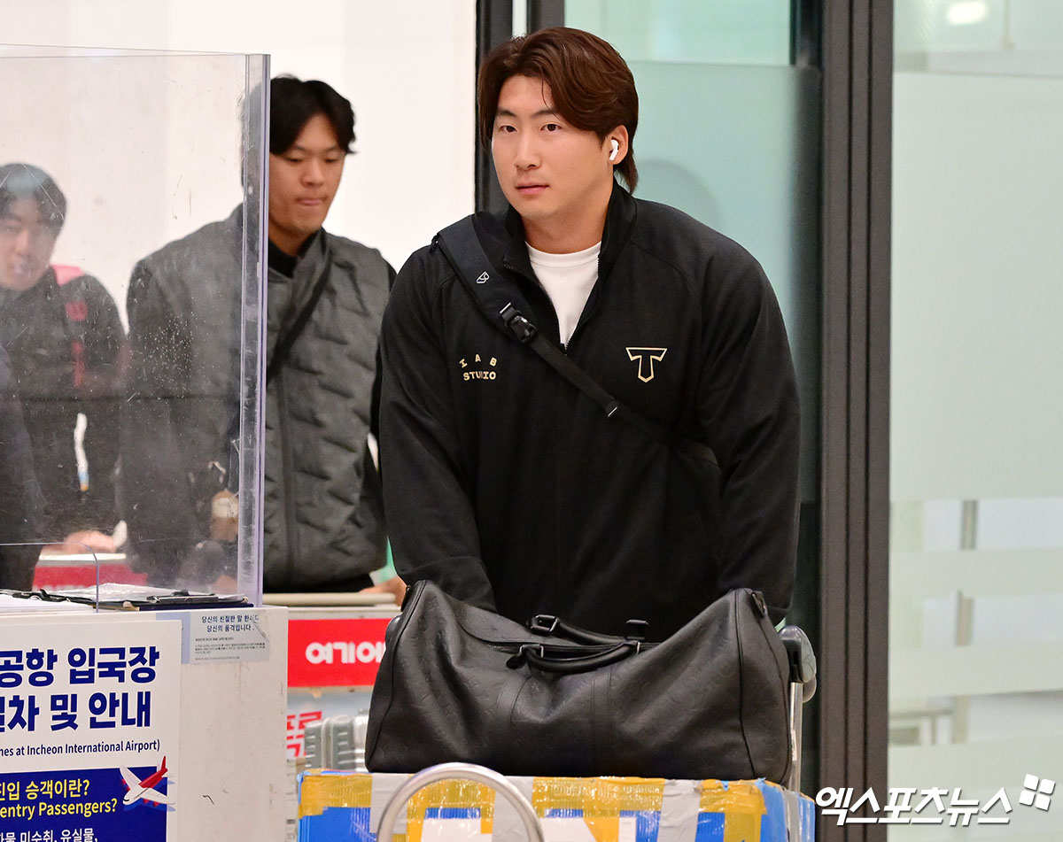  KIA 타이거즈 선수단이 미국 캘리포니아주 어바인 그레이트 파크 베이스볼 컴플렉스에서 진행한 1차 스프링캠프를 마치고 19일 오후 인천국제공항을 통해 귀국했다.  입국장을 빠져나오는 KIA 나성범. 인천공항, 김한준 기자