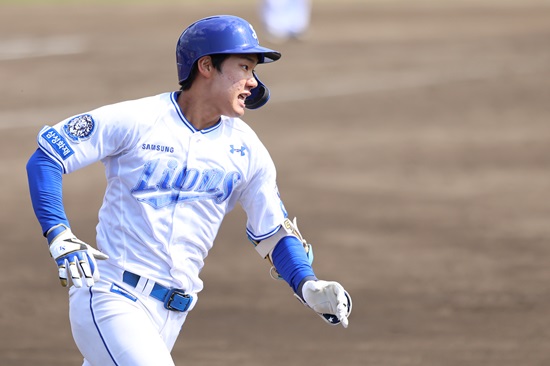 삼성 라이온즈 내야수 심재훈이 19일 일본 오키나와 온나손 아카마 구장에서 열린 주니치 드래곤즈와 연습 경기에 출전해 주루하고 있다. 삼성 라이온즈