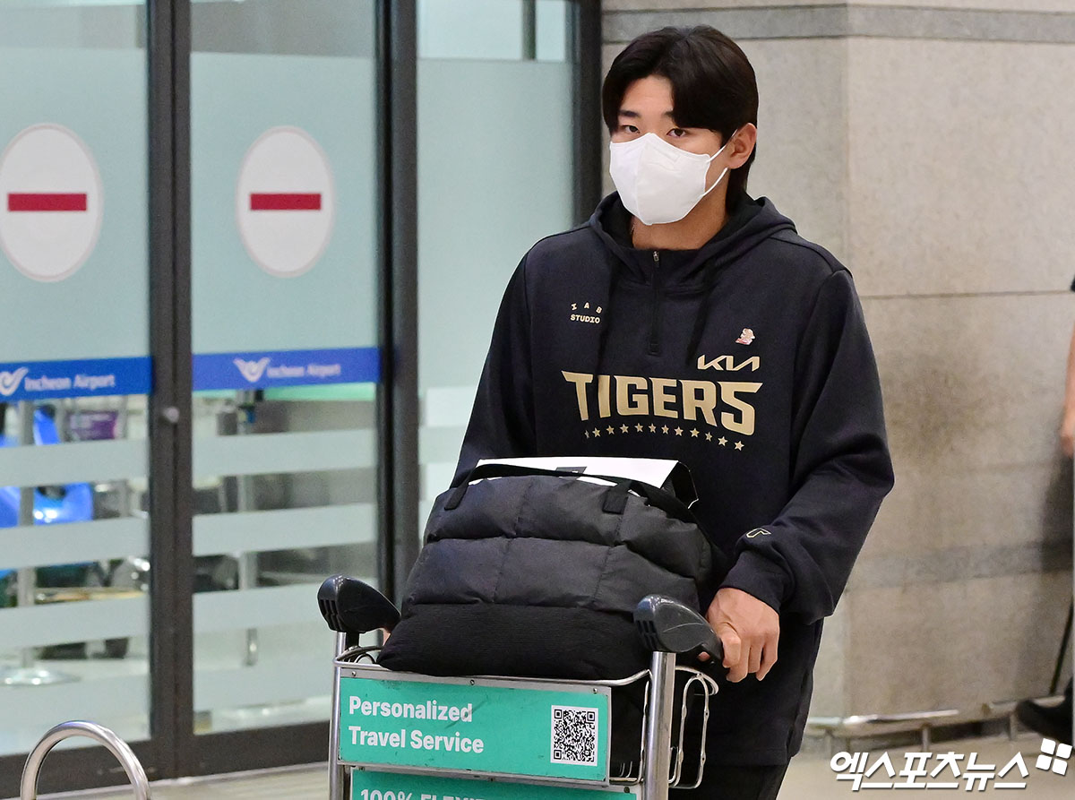 KIA 타이거즈 선수단이 미국 캘리포니아주 어바인 그레이트 파크 베이스볼 컴플렉스에서 진행한 1차 스프링캠프를 마치고 19일 오후 인천국제공항을 통해 귀국했다.  입국장을 빠져나오는 KIA 김도영. 인천공항, 김한준 기자