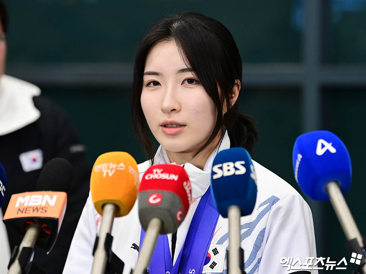 대한민국 쇼트트랙 국가대표 선수단이 '2025 하얼빈 동계 아시안게임'을 마친 뒤 10일 오후 인천국제공항을 통해 귀국했다.  대표팀 김길리가 입국장에서 취재진과 인터뷰를 나누고 있다. 엑스포츠뉴스 DB