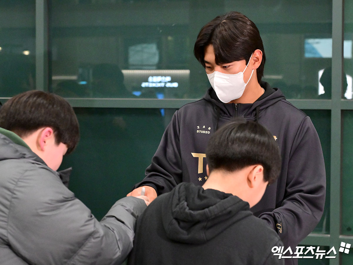 KIA 타이거즈 선수단이 미국 캘리포니아주 어바인 그레이트 파크 베이스볼 컴플렉스에서 진행한 1차 스프링캠프를 마치고 19일 오후 인천국제공항을 통해 귀국했다.  KIA 김도영이 팬들에게 사인을 해주고 있다. 인천공항, 김한준 기자