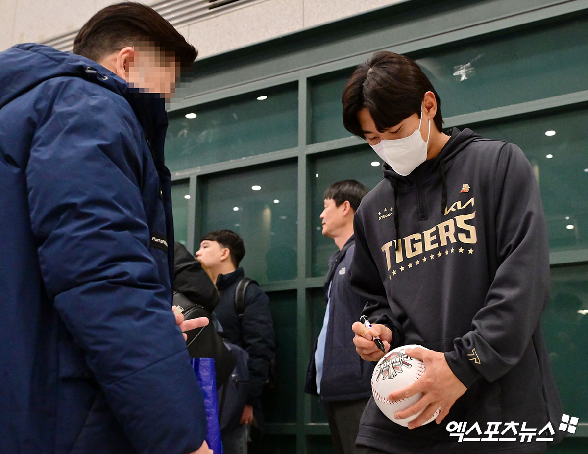 KIA 타이거즈 선수단이 미국 캘리포니아주 어바인 그레이트 파크 베이스볼 컴플렉스에서 진행한 1차 스프링캠프를 마치고 19일 오후 인천국제공항을 통해 귀국했다.  팬들에게 사인해주는 KIA 김도영. 인천공항, 김한준 기자