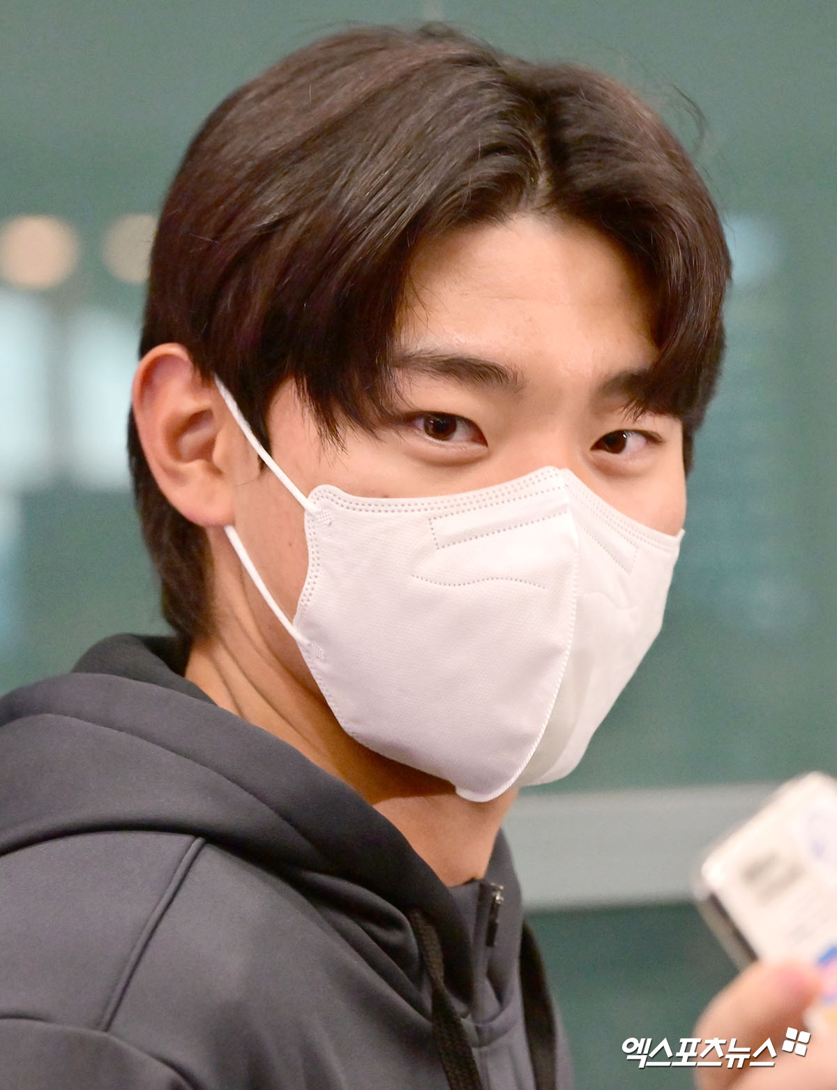 KIA 타이거즈 선수단이 미국 캘리포니아주 어바인 그레이트 파크 베이스볼 컴플렉스에서 진행한 1차 스프링캠프를 마치고 19일 오후 인천국제공항을 통해 귀국했다.  입국장을 빠져나오는 KIA 김도영. 인천공항, 김한준 기자