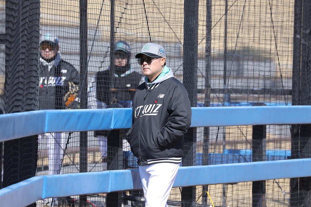 KT 위즈 김태균 퓨처스팀 감독이 부산 기장현대차드림볼파크에서 스프링캠프를 소화 중인 퓨처스 선수들을 바라보고 있다. KT 위즈