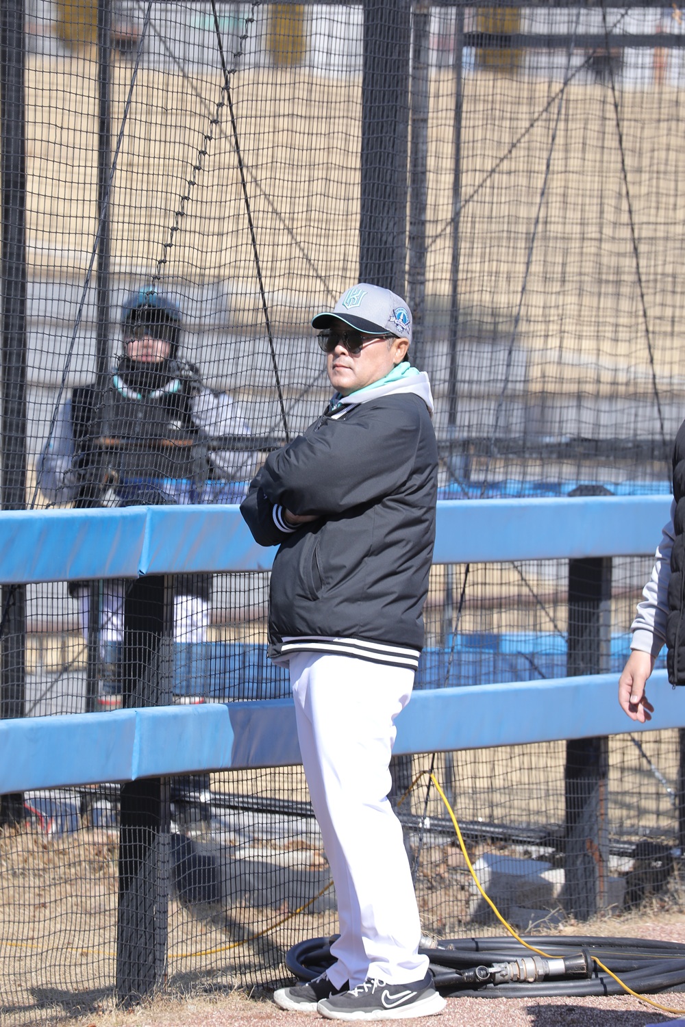 KT 위즈 김태균 퓨처스팀 감독이 부산 기장현대차드림볼파크에서 스프링캠프를 소화 중인 퓨처스 선수들을 바라보고 있다. KT 위즈