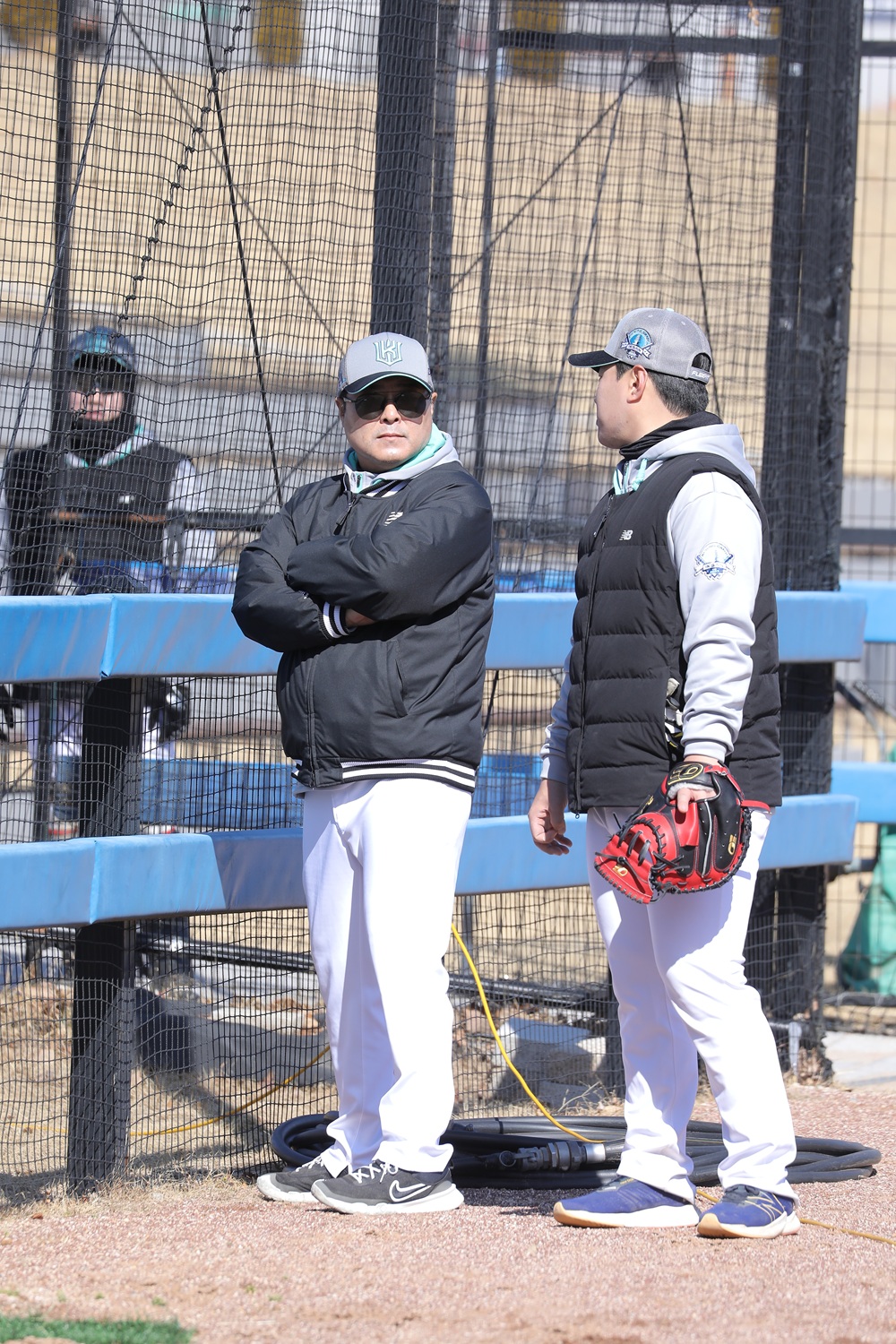 KT 위즈 김태균 퓨처스팀 감독이 부산 기장현대차드림볼파크에서 스프링캠프를 소화 중인 퓨처스 선수들을 바라보고 있다. KT 위즈