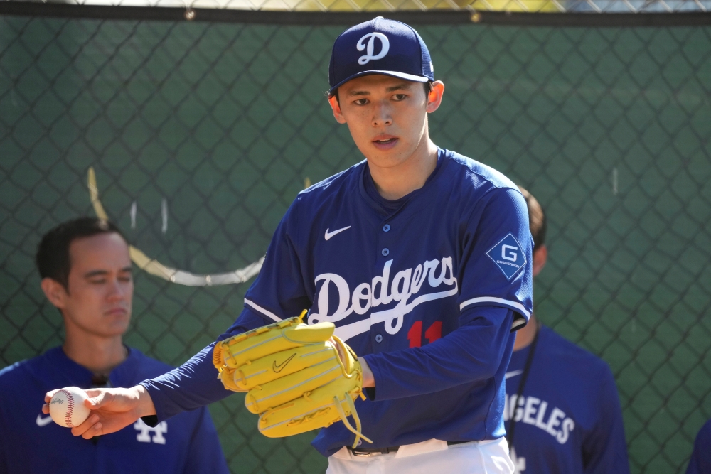 LA 다저스 우완투수 사사키 로키가 20일 첫 라이브 피칭을 소화했다. 2이닝 동안 9명의 타자를 상대로 1피안타, 2탈삼진을 기록했으며, 최고구속 95마일(약 153km)을 나타냈다. AP 연합뉴스