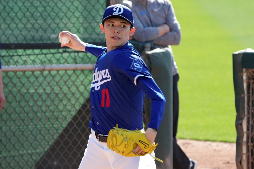 LA 다저스 우완투수 사사키 로키가 20일 첫 라이브 피칭을 소화했다. 2이닝 동안 9명의 타자를 상대로 1피안타, 2탈삼진을 기록했으며, 최고구속 95마일(약 153km)을 나타냈다. AP 연합뉴스