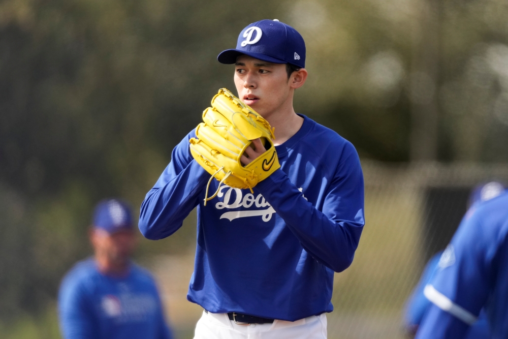 LA 다저스 우완투수 사사키 로키가 20일 첫 라이브 피칭을 소화했다. 2이닝 동안 9명의 타자를 상대로 1피안타, 2탈삼진을 기록했으며, 최고구속 95마일(약 153km)을 나타냈다. AP 연합뉴스