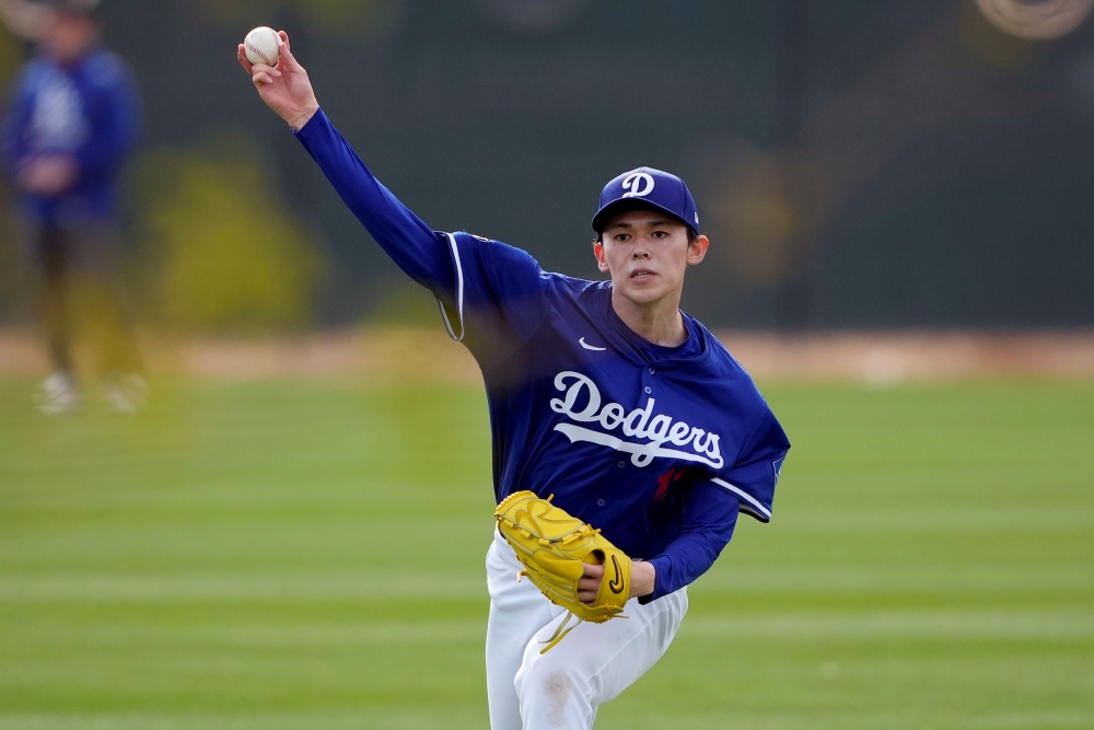 LA 다저스 우완투수 사사키 로키가 20일 첫 라이브 피칭을 소화했다. 2이닝 동안 9명의 타자를 상대로 1피안타, 2탈삼진을 기록했으며, 최고구속 95마일(약 153km)을 나타냈다. AP 연합뉴스