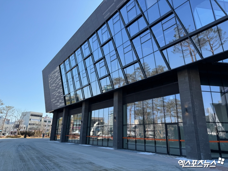 3루 측 1층과 2층에는 더본코리아의 식음매장이 입점한다. 엑스포츠뉴스DB