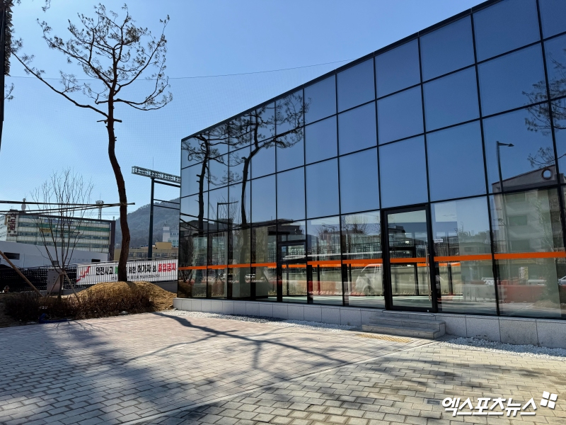 한밭종합운동장 버스정류장 뒤로는 편의점 입점이 예정되어 있다. 엑스포츠뉴스DB