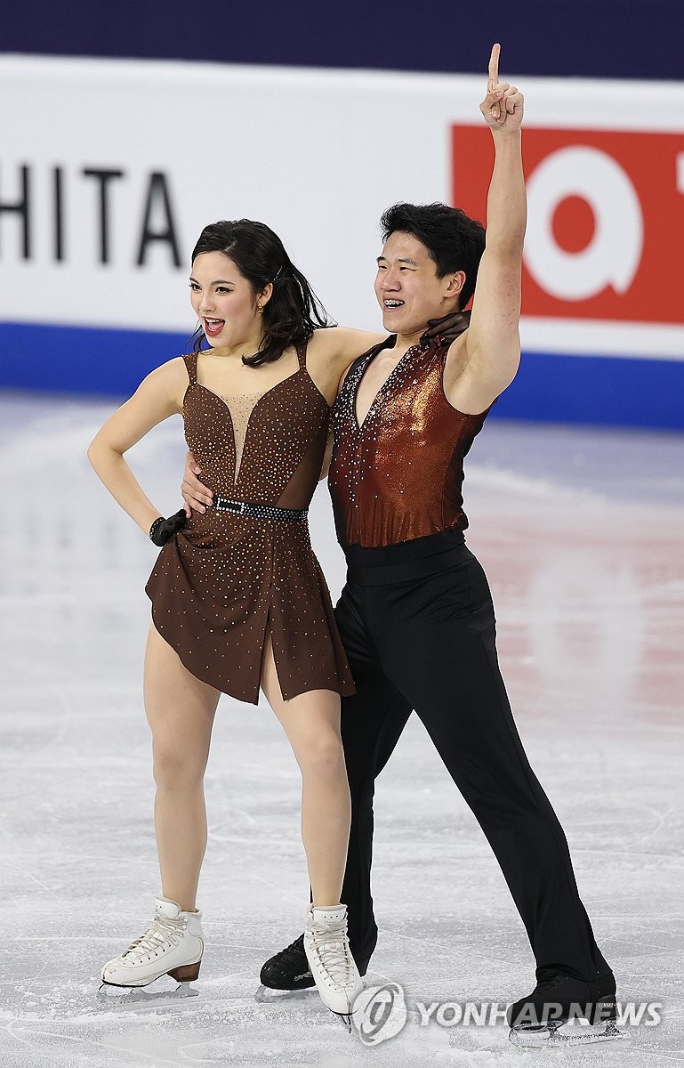 피겨스케이팅 임해나(왼쪽)와 권예가 20일 서울 목동아이스링크에서 열린 2025 ISU 피겨스케이팅 사대륙선수권대회 아이스댄스에서 연기를 펼치고 있다. 연합뉴스