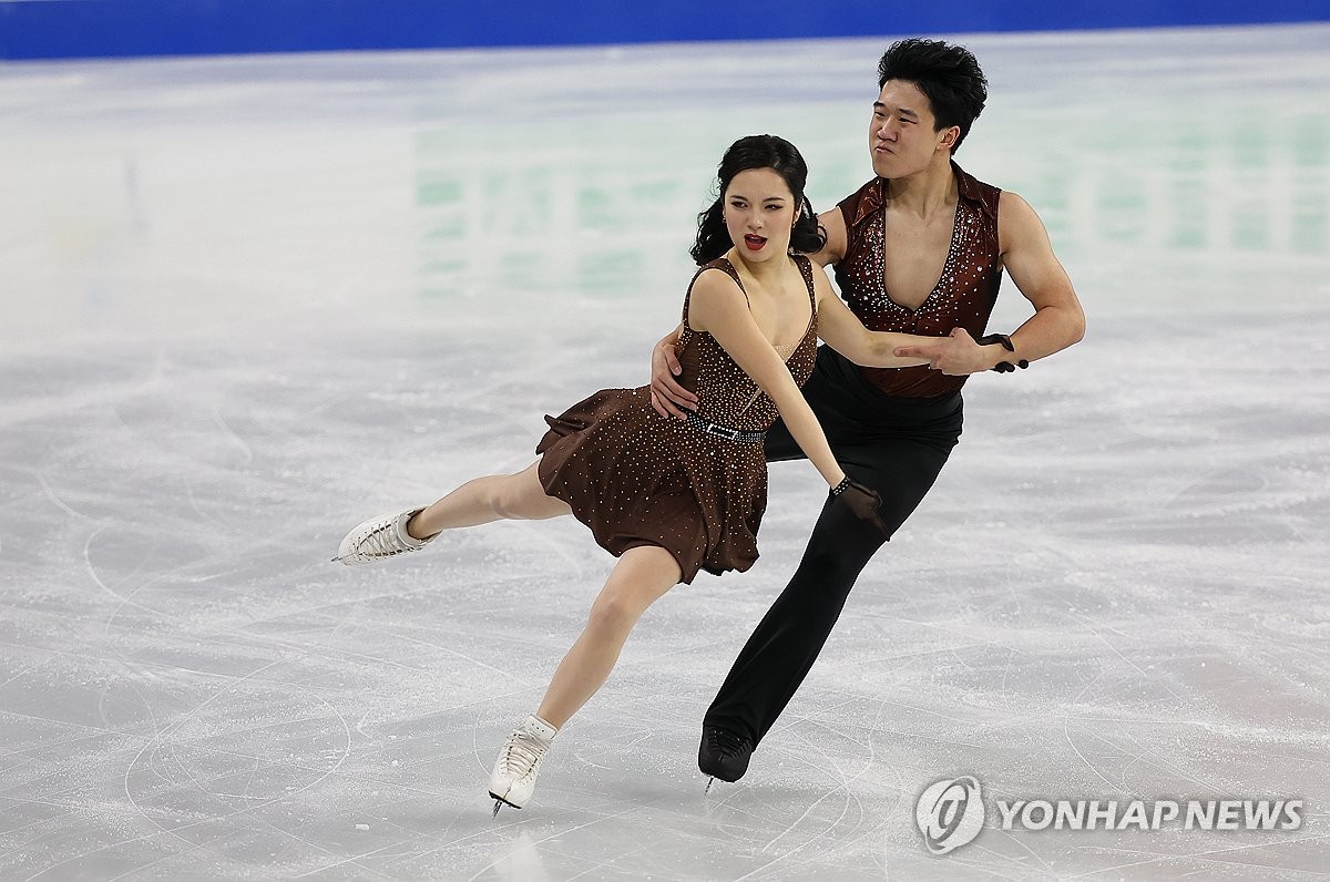 피겨스케이팅 임해나(왼쪽)와 권예가 20일 서울 목동아이스링크에서 열린 2025 ISU 피겨스케이팅 사대륙선수권대회 아이스댄스에서 연기를 펼치고 있다. 연합뉴스