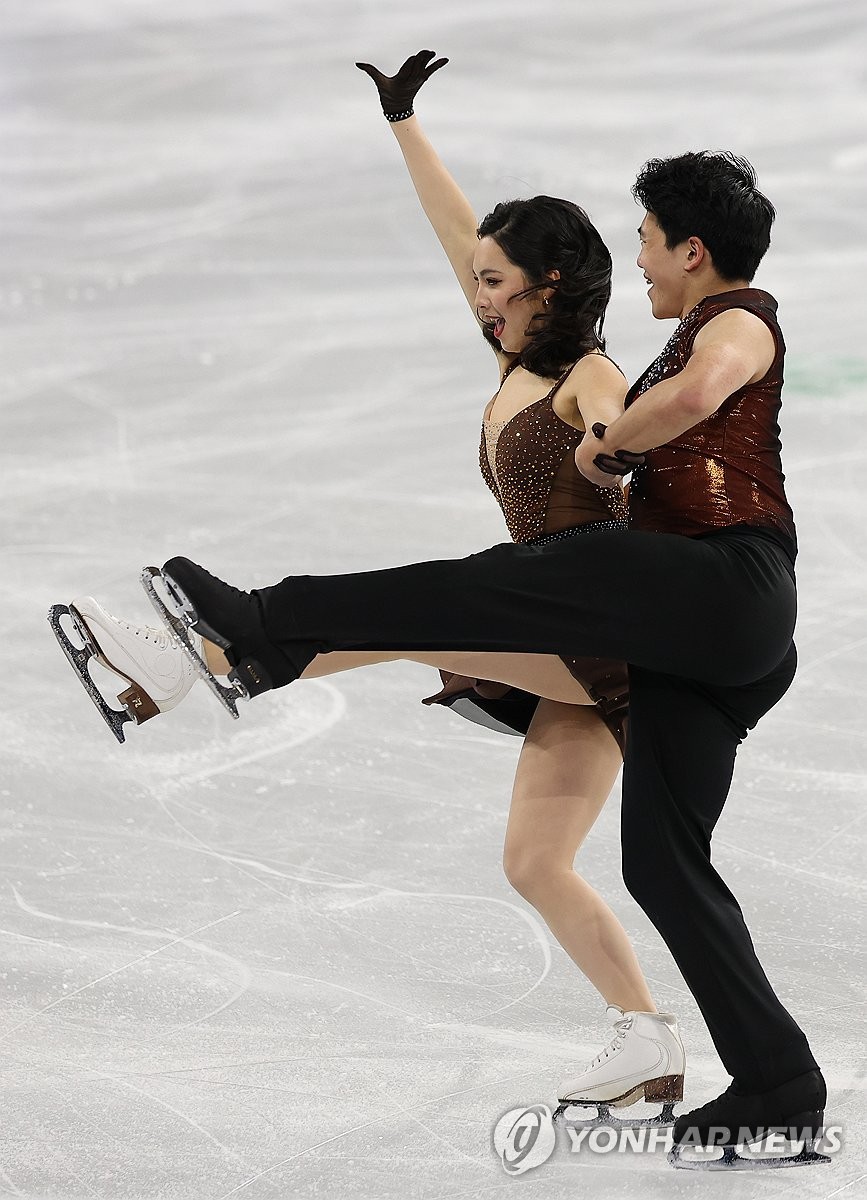 피겨스케이팅 임해나(왼쪽)와 권예가 20일 서울 목동아이스링크에서 열린 2025 ISU 피겨스케이팅 사대륙선수권대회 아이스댄스에서 연기를 펼치고 있다. 연합뉴스