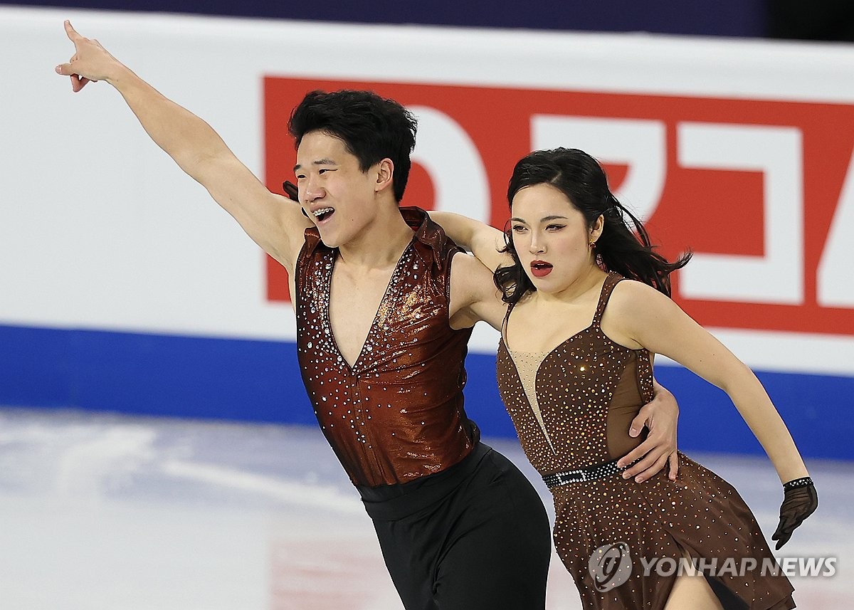 피겨스케이팅 임해나(오른쪽)와 권예가 20일 서울 목동아이스링크에서 열린 2025 ISU 피겨스케이팅 사대륙선수권대회 아이스댄스에서 연기를 펼치고 있다. 연합뉴스
