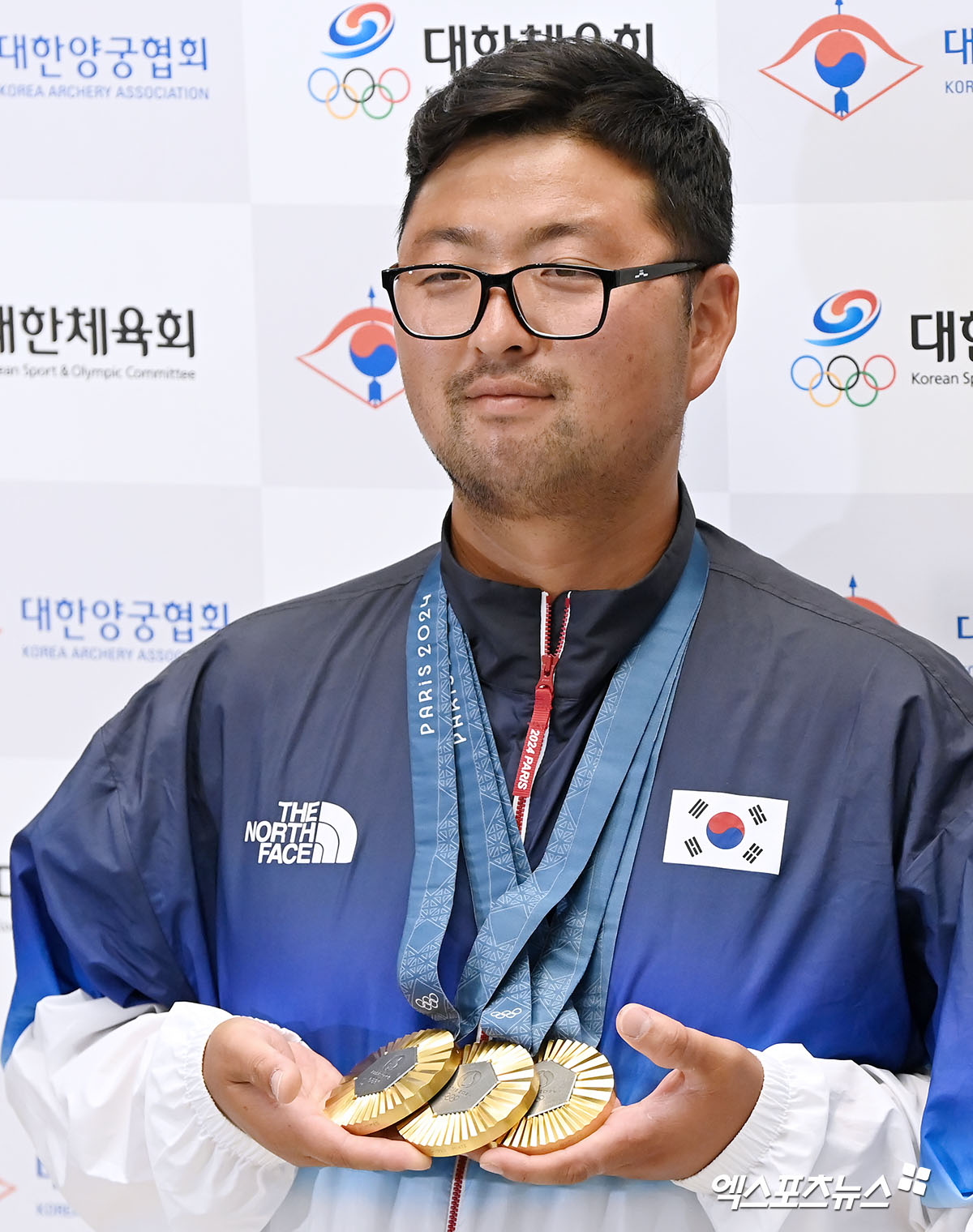 2024 파리 올림픽에서 양궁 전종목 금메달을 모두 차지하는 대기록을 작성한 대한민국 양궁대표팀(김우진, 이우석, 김제덕, 전훈영, 임시현, 남수현)이 6일 오전 인천국제공항을 통해 귀국했다.  포즈취하는 양궁대표팀 김우진. 엑스포츠뉴스 DB