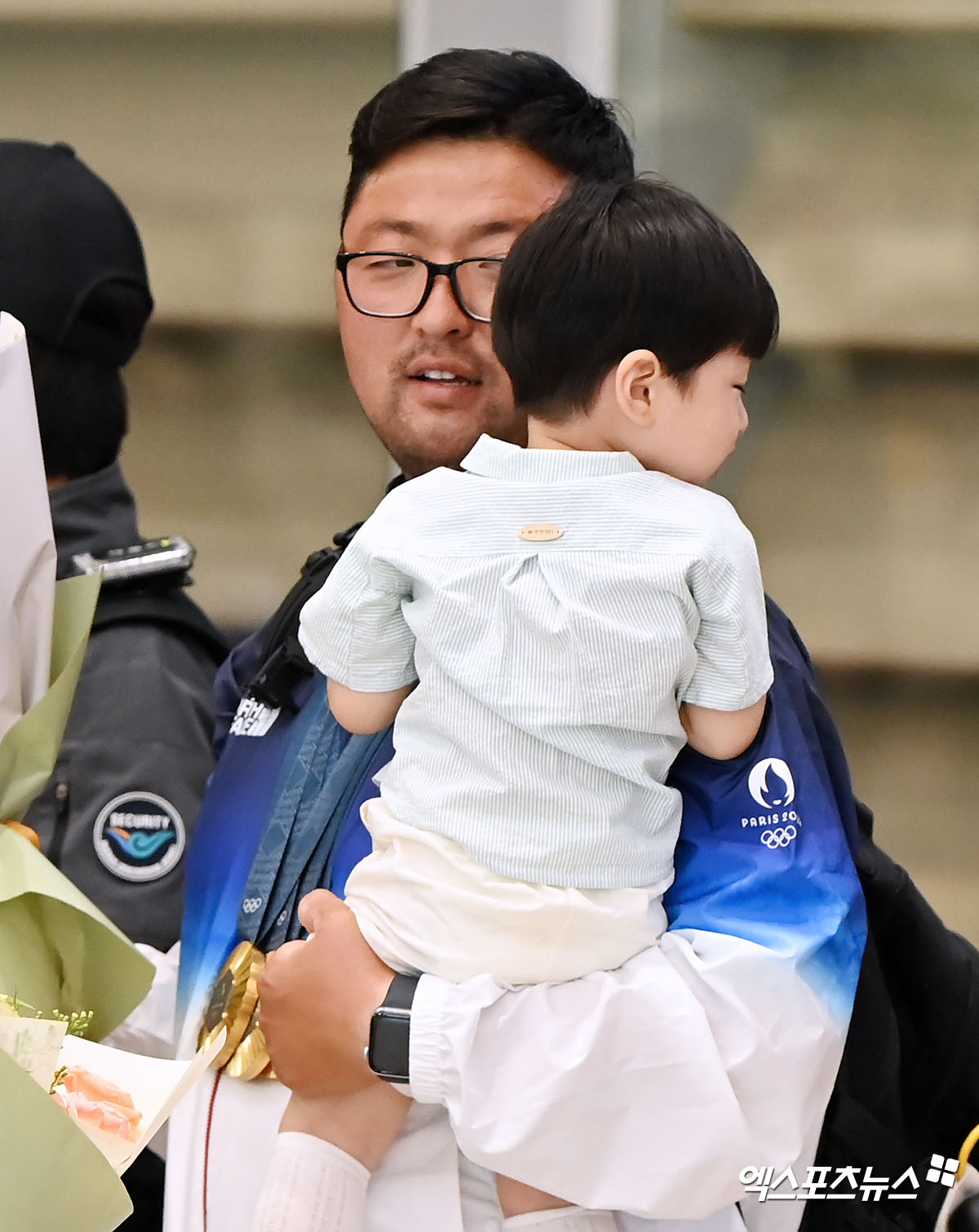 2024 파리 올림픽에서 양궁 전종목 금메달을 모두 차지하는 대기록을 작성한 대한민국 양궁대표팀(김우진, 이우석, 김제덕, 전훈영, 임시현, 남수현)이 6일 오전 인천국제공항을 통해 귀국했다.  출국장을 빠져나온 양궁대표팀 김우진. 엑스포츠뉴스 DB