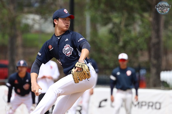 두산 베어스 투수 최준호가 호주 블랙타운 스프링캠프에서 훈련에 임하고 있다. 두산 베어스