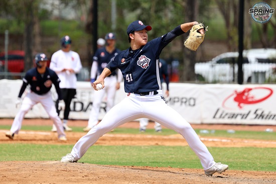 두산 베어스 투수 최준호가 호주 블랙타운 스프링캠프에서 훈련에 임하고 있다. 두산 베어스