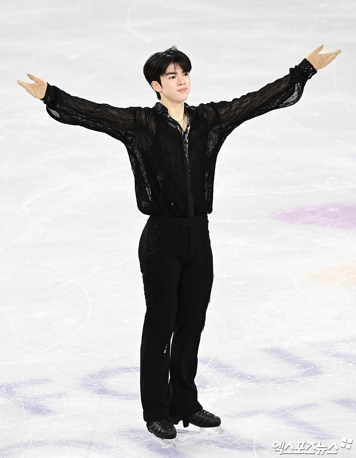 피겨스케이팅 차준환이 20일 서울 목동아이스링크에서 열린 ISU 사대륙선수권대회 남자 싱글 쇼트프로그램을 마친 뒤 팬들에게 인사하고 있다. 목동, 박지영 기자