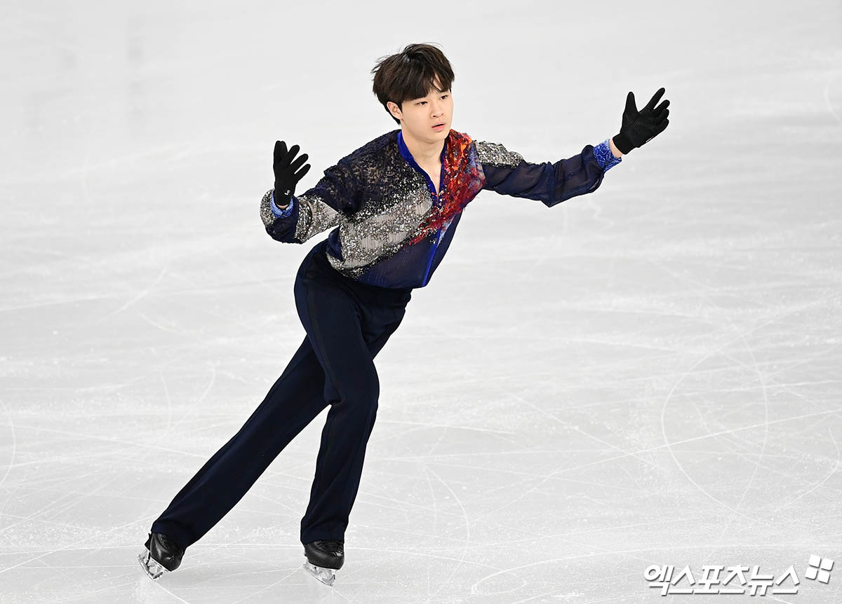 피겨스케이팅 김현겸이 20일 서울 목동아이스링크에서 열린 ISU 사대륙선수권대회 남자 싱글 쇼트프로그램에서 연기하고 있다. 목동, 박지영 기자
