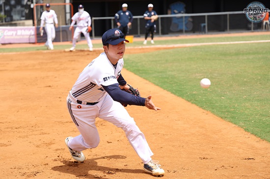 두산 베어스 내야수 오명진이 호주 블랙타운 스프링캠프에서 훈련에 임하고 있다. 두산 베어스