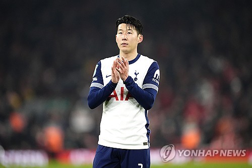 토트넘 홋스퍼가 손흥민 대체자 영입을 준비하고 있다. 안지 포스테코글루 감독이 직접 영입을 요청했다. 영국 매체 TBR풋볼에 따르면 이번 시즌 성적 부진으로 포스테코글루 감독이 다음 시즌에도 남을지는 불확실한 상황이지만 그와 토트넘 모두 에제를 최우선 타깃으로 보고 있다는 건 분명한 것으로 알려졌다. 연합뉴스