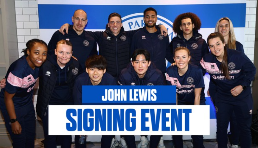 토트넘 홋스퍼에서 퀸즈 파크 레인저스(QPR)로 임대된 양민혁이 영국 무대에 빠르게 적응하고 있다. 토트넘에 복귀하면 구단 미래를 책임질 선수가 될 수 있다는 전망이 나오는가 하면, QPR에서는 선수단 대표로 사인회에 참석하며 바쁜 일정을 이어가고 있다. 21일 QPR은 구단 공식 홈페이지를 통해 '팬들이 사인회에서 QPR 선수들을 만났다. 500여명의 팬들이 사인회에 참석했고, 1군 선수 해리슨 애시비, 마이클 프레이, 사이토 고키, 양민혁, 라얀 콜리, 조나단 바란도 모습을 드러냈다'고 양민혁이 사인회에 참석했다고 알렸다. QPR