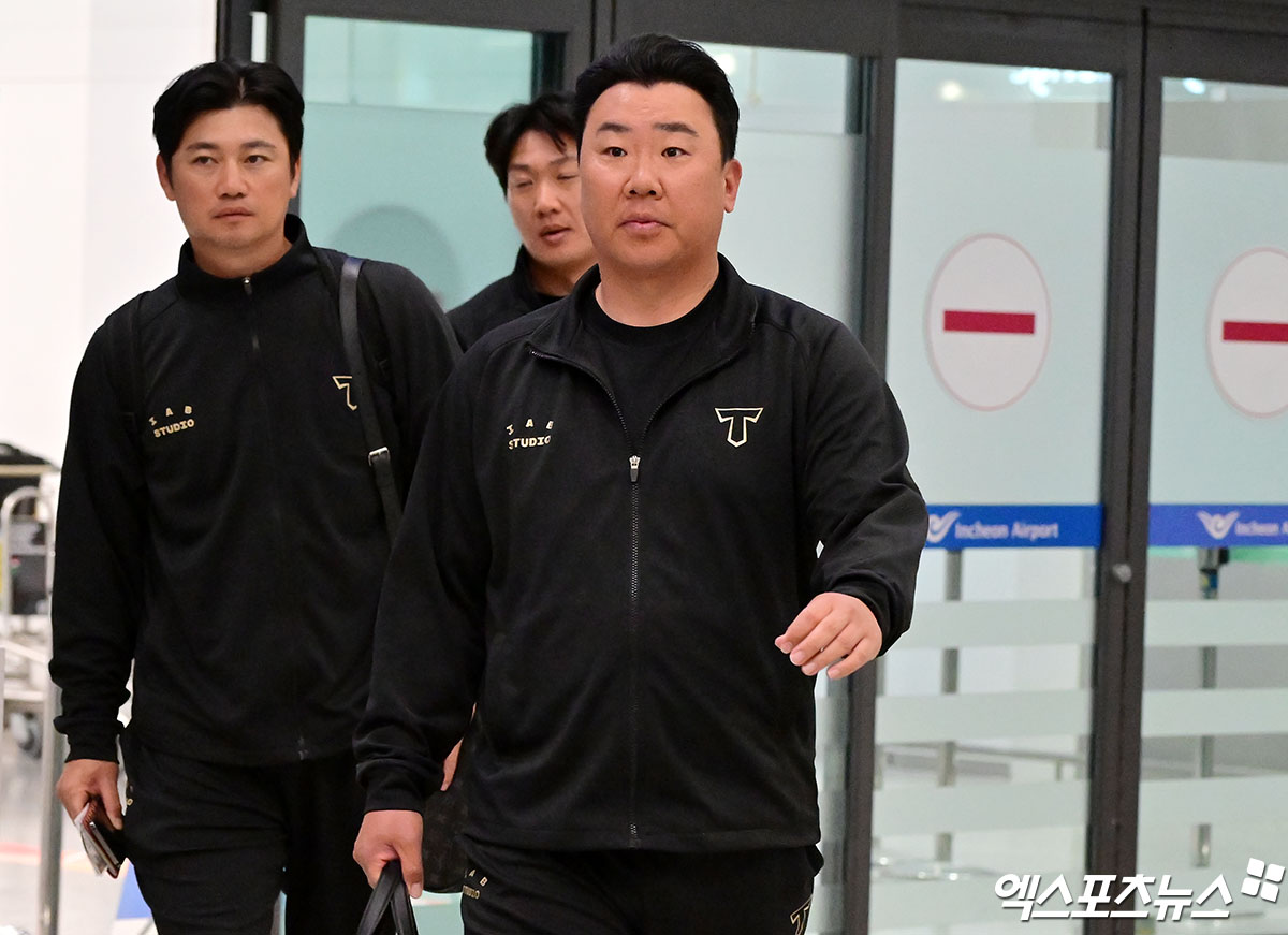 KIA 타이거즈 선수단이 미국 캘리포니아주 어바인 그레이트 파크 베이스볼 컴플렉스에서 진행한 1차 스프링캠프를 마치고 19일 오후 인천국제공항을 통해 귀국했다.  입국장을 빠져나오는 KIA 이범호 감독. 엑스포츠뉴스 DB