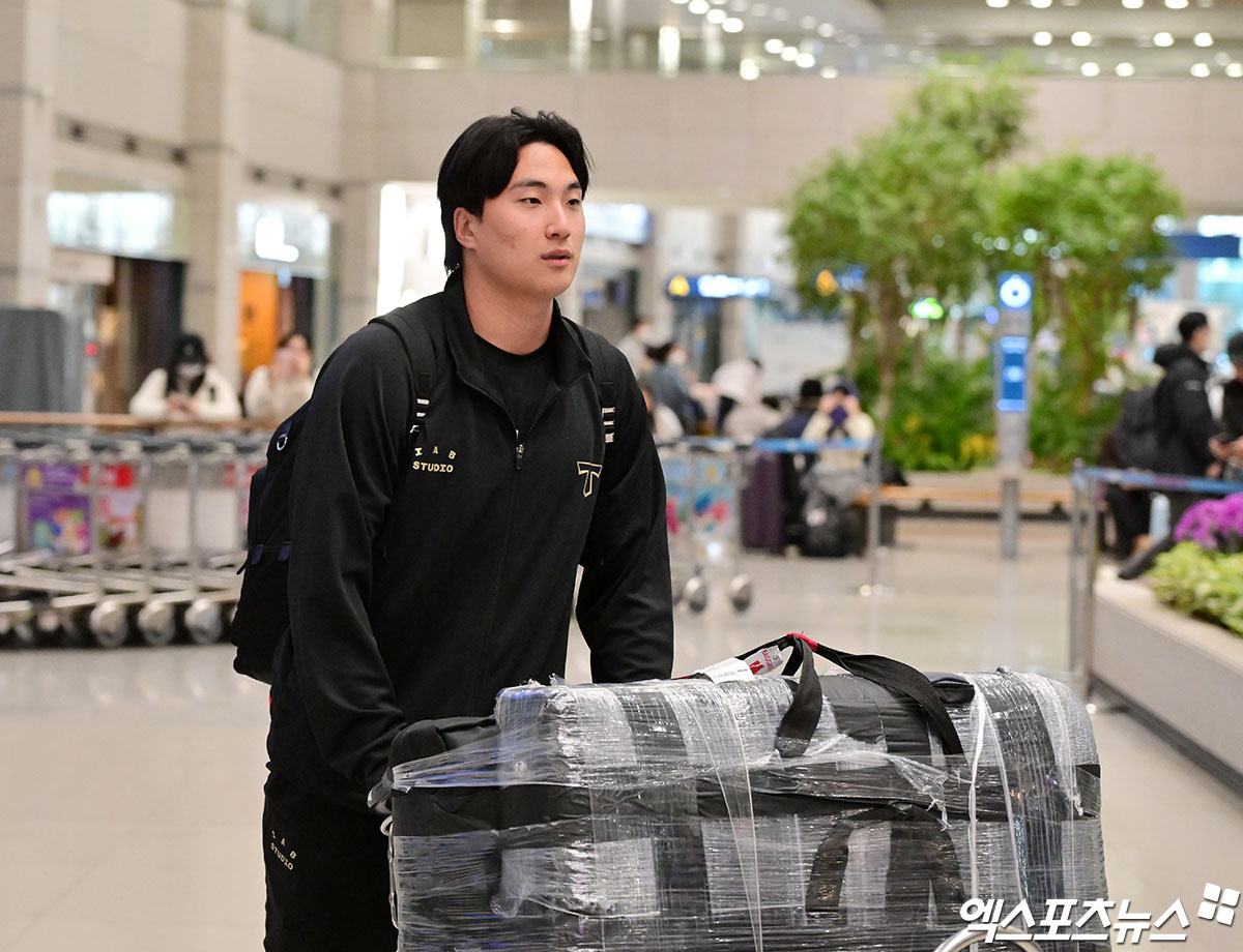 KIA 타이거즈 선수단이 미국 캘리포니아주 어바인 그레이트 파크 베이스볼 컴플렉스에서 진행한 1차 스프링캠프를 마치고 19일 오후 인천국제공항을 통해 귀국했다.  입국장을 빠져나오는 KIA 정해영. 엑스포츠뉴스 DB