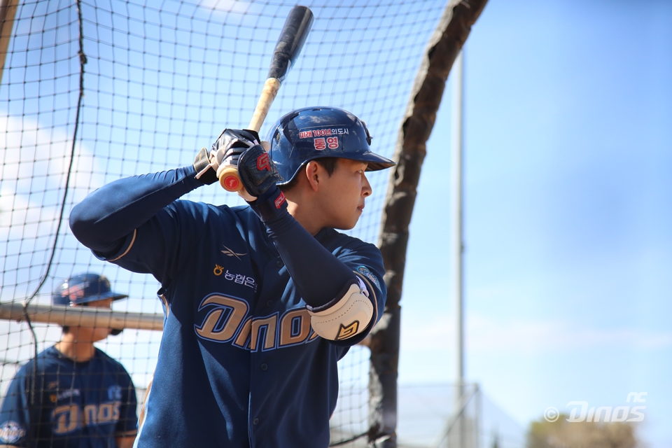 NC 내야수 김휘집은 최근 메이저리그 다저스의 홈 경기장인 다저스타디움을 방문했다. 동시에 올 시즌을 앞두고 다저스로 이적한 선배 김혜성을 향한 응원의 메시지를 전했다. NC 다이노스