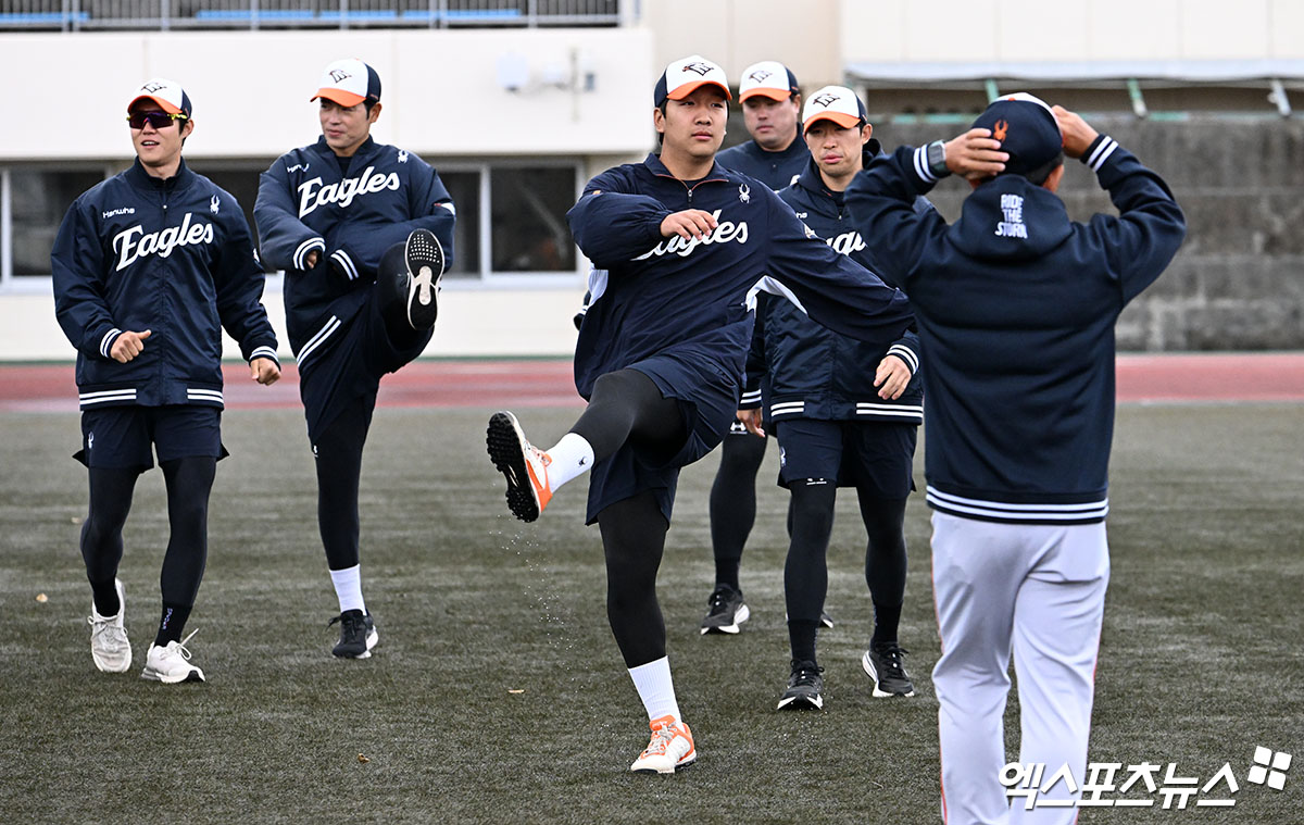 한화 이글스 선수들이 21일 일본 오키나와의 온나손 구장에서 삼성 라이온즈와의 연습경기가 비로 취소된 뒤 훈련을 진행했다. 사진 김한준 기자