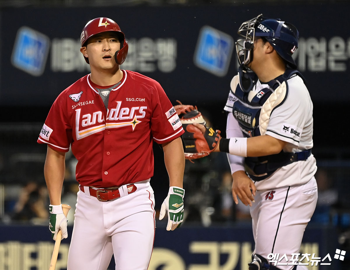 23일 오후 서울 송파구 잠실야구장에서 열린 '2024 신한 SOL Bank KBO리그' SSG 랜더스와 두산 베어스의 경기, 4회초 1사 SSG 하재훈이 루킹삼진을 당한 후 아쉬워하고 있다. 엑스포츠뉴스 DB