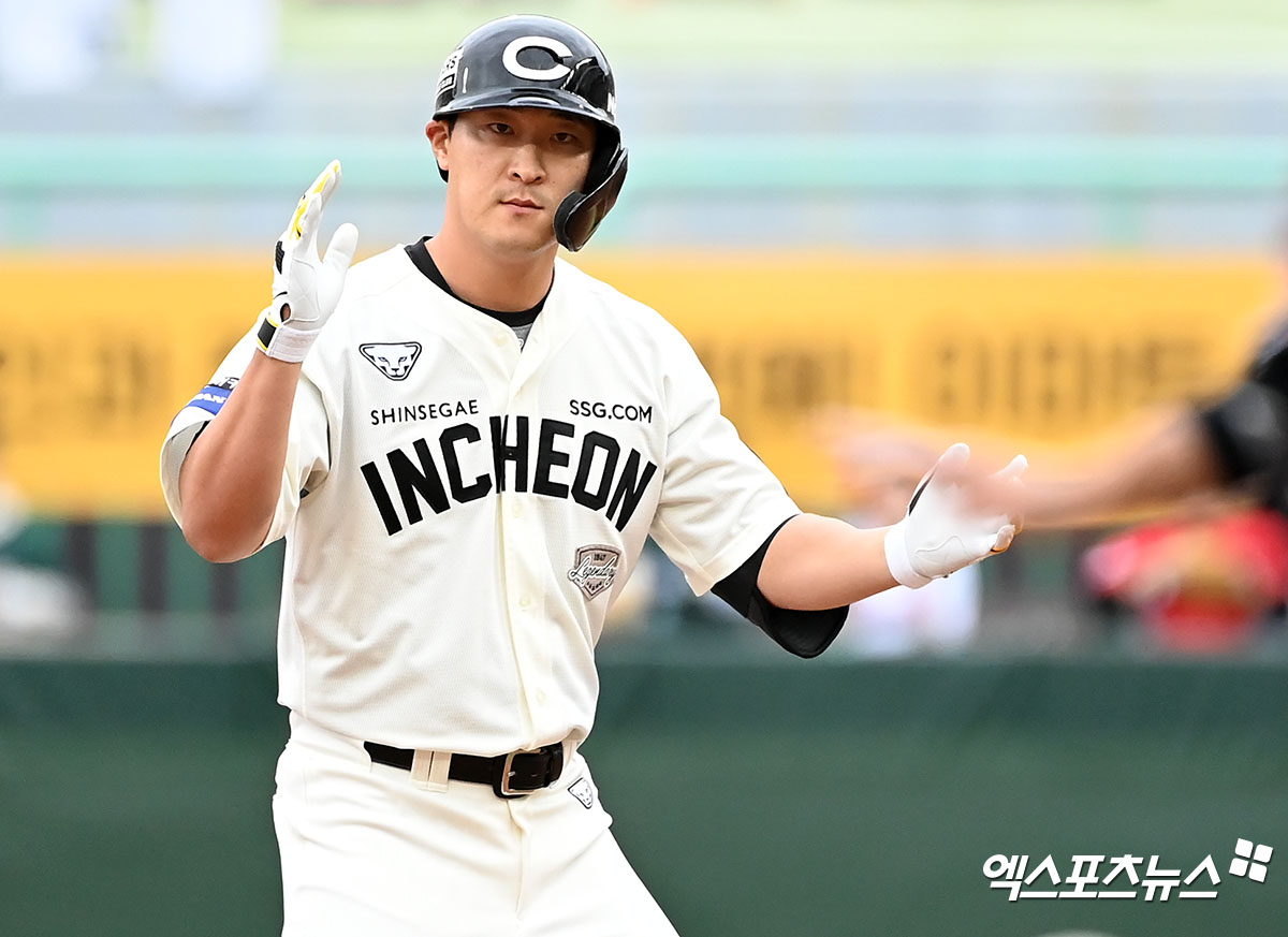 21일 오후 인천SSG랜더스필드에서 열린 '2024 신한 SOL Bank KBO리그' LG 트윈스와 SSG 랜더스의 더블헤더 1차전 경기, 1회말 2사 1,2루 SSG 하재훈이 2타점 2루타를 날린 후 박수를 치고 있다. 엑스포츠뉴스 DB