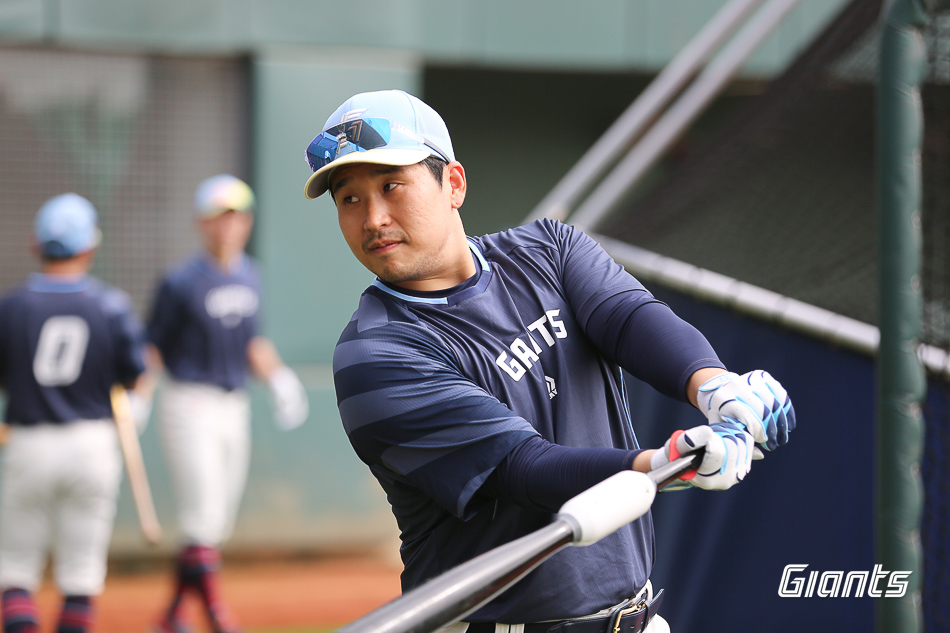 롯데 포수 유강남은 지난해 수술 이후 남다른 각오로 2025시즌을 준비하고 있다. 다치지 않은 것을 우선으로 팀에 보탬이 되고자 다짐했다. 롯데 자이언츠