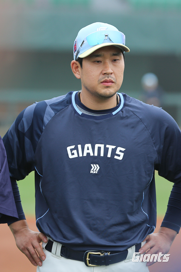 롯데 포수 유강남은 지난해 수술 이후 남다른 각오로 2025시즌을 준비하고 있다. 다치지 않은 것을 우선으로 팀에 보탬이 되고자 다짐했다. 롯데 자이언츠