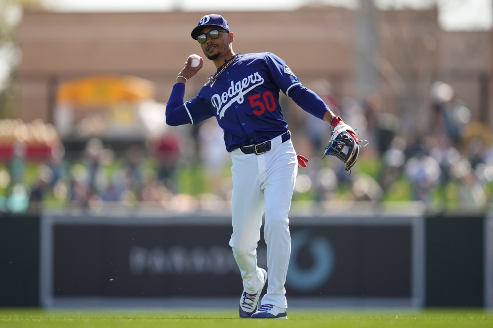 LA 다저스 무키 베츠가 21일 미국 애리조나주 글렌데일의 캐멀백랜치에서 열린 2025 메이저리그 시범경기 시카고 컵스와의 경기에서 1번타자 겸 유격수로 선발 출전해 1타수 무안타 1볼넷을 기록했다. AP 연합뉴스