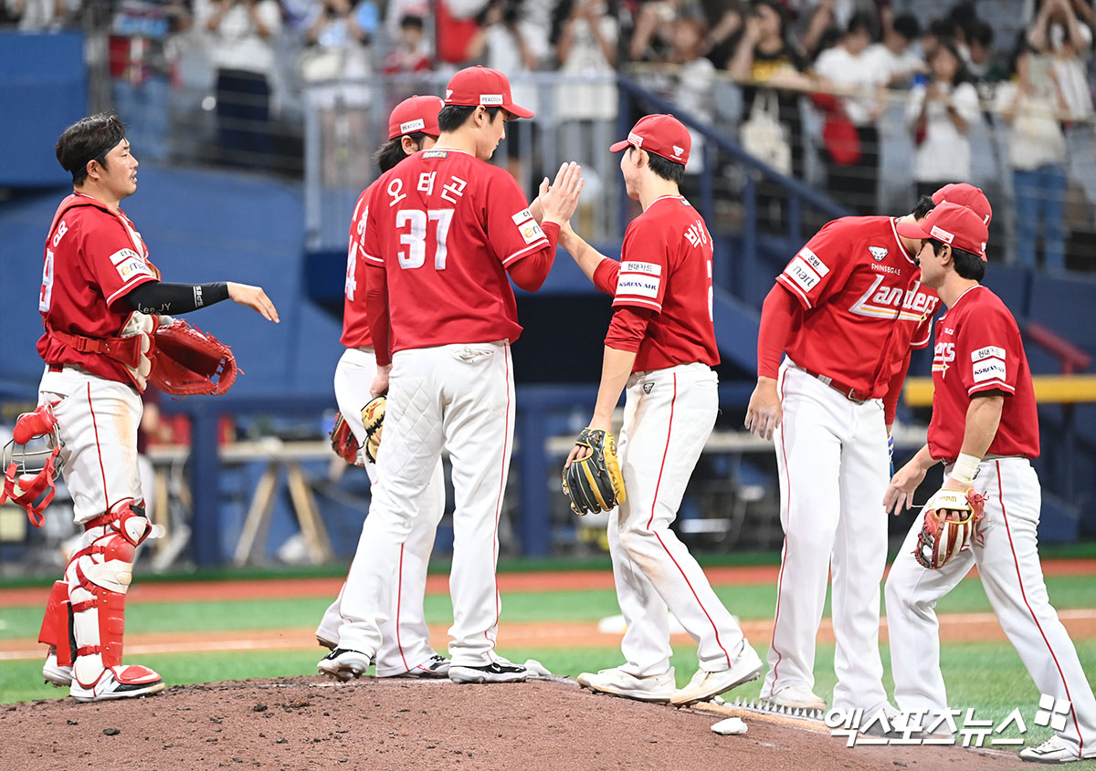 7일 오후 서울 구로구 고척스카이돔에서 열린 '2024 신한 SOL Bank KBO리그' SSG 랜더스와 키움 히어로즈의 경기, SSG가 키움에 6:2로 승리하며 위닝시리즈를 확보했다.  이날 경기에서 승리한 SSG 선수들이 기뻐하고 있다. 엑스포츠뉴스 DB