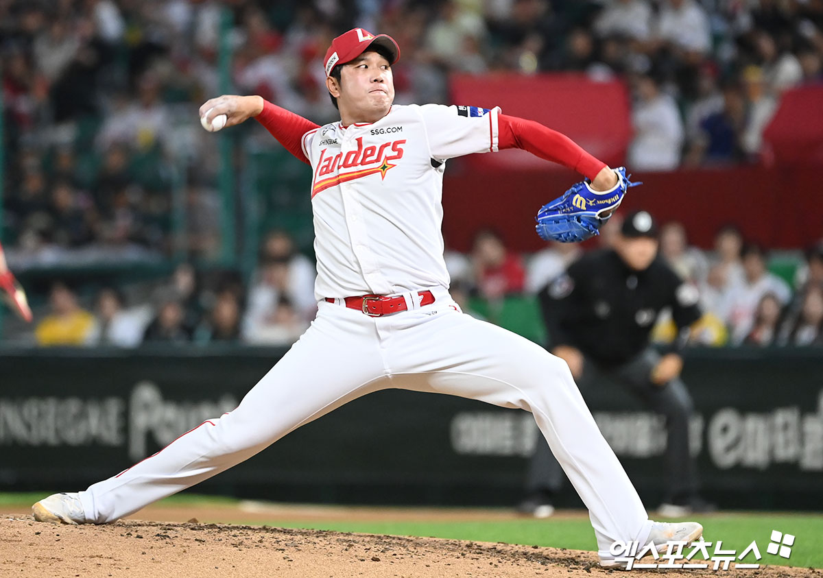 12일 오후 인천SSG랜더스필드에서 열린 '2024 신한 SOL Bank KBO리그' KIA 타이거즈와 SSG 랜더스의 경기, 6회초 무사 1,2루 SSG 서진용이 공을 힘차게 던지고 있다. 엑스포츠뉴스 DB