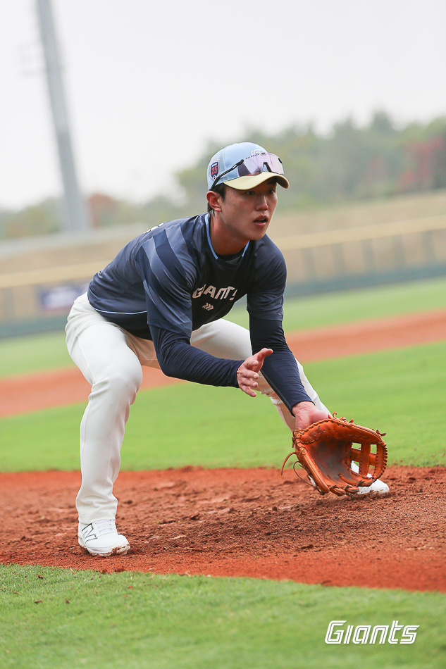 롯데 내야수 전민재는 2018시즌 데뷔 후 처음으로 유니폼을 갈아입었다. 트레이드 후 기대치가 높아진 드래프트 동기 추재현에게 자극받아 팀에 보탬이 되리라 다짐했다. 롯데 자이언츠
