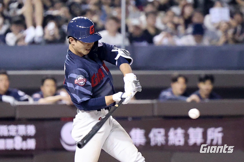 롯데 내야수 전민재는 2018시즌 데뷔 후 처음으로 유니폼을 갈아입었다. 트레이드 후 기대치가 높아진 드래프트 동기 추재현에게 자극받아 팀에 보탬이 되리라 다짐했다. 롯데 자이언츠