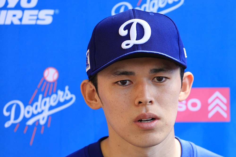 다저스 투수 사사키는 22일(한국시간) 깜짝 결혼을 발표했다. 그는 비시즌 다저스에 입단한 뒤 메이저리그 데뷔를 앞두고 있다. 연합뉴스