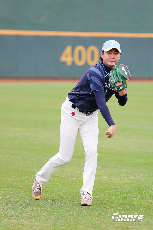 롯데 투수 정철원은 신인의 마음으로 시즌을 준비하고 있다. 2022시즌 신인왕을 차지했던 강력한 구위를 올해 다시 한 번 선보일 수 있을지 많은 관심이 쏠리고 있다. 롯데 자이언츠